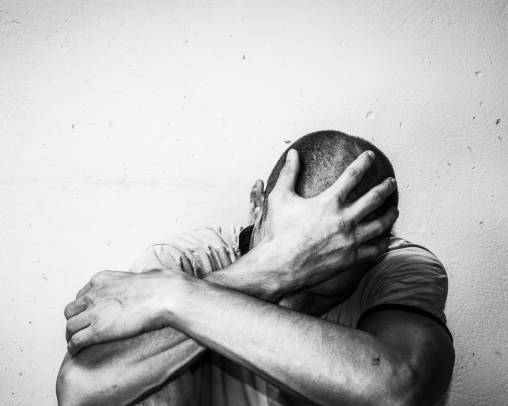 Hombre sufriendo la depresión